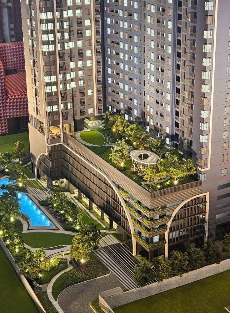 life udomsuk station roof